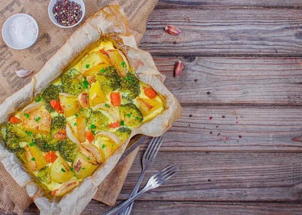 Carote Broccoli Patate Cipolla Bianca Aglio Con Casseruola Uova Cheddar — Foto Stock