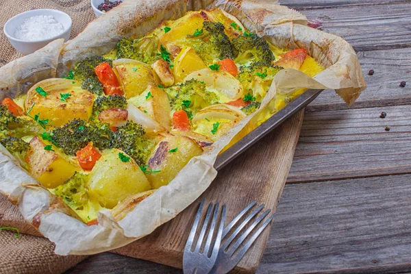 Carote Broccoli Patate Cipolla Bianca Aglio Con Casseruola Uova Cheddar — Foto Stock