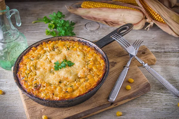 Casseruola Mais Tradizionale Con Formaggio Sotto Mais Mix Prezzemolo Formaggio — Foto Stock