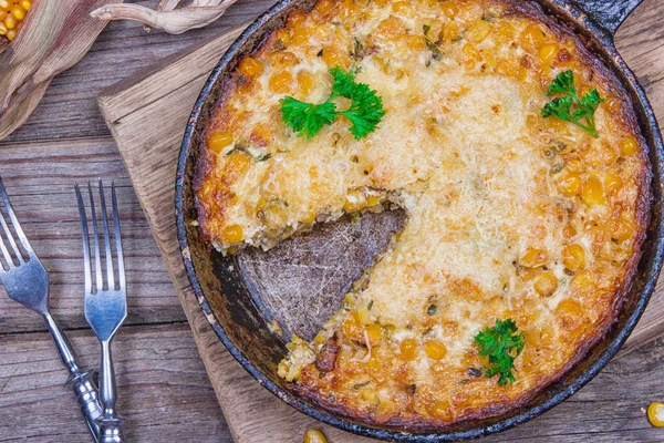 Traditionele Maïs Braadpan Met Kaas Hieronder Corn Peterselie Mix Grond — Stockfoto