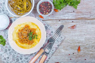 Havuç ve soğan ve patates püresi, garnitür ile kızarmış tavuk karaciğer ve maydanoz ile hizmet sarımsak okları Marine. T op görünümü.