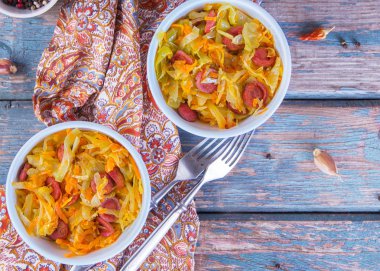 Bigos - havuç lahana ihtiva eder ve sosis, Polonya mutfağının geleneksel çanak füme.