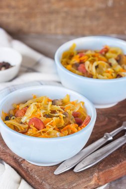 Bigos - komposto ile havuç lahana, füme sosis ve mantar, Polonya mutfağının geleneksel çanak.