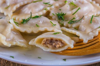 İtalyan Mantısı beyaz tabakta et makro ile doldurulmuş. Yatay, rustik tarzı. Portre.
