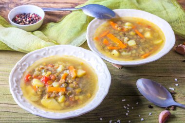 Ahşap arka plan üzerinde beyaz tabak lezzetli mercimek çorbası.