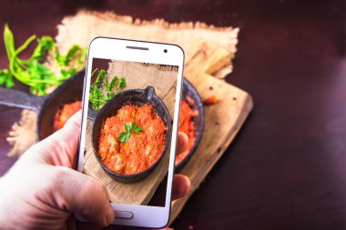 Domates sosu sarımsak ve maydanoz koyu kahverengi ahşap arka plan üzerinde bir demir tavada köfte. Üstten görünüm. Kopya alanı.