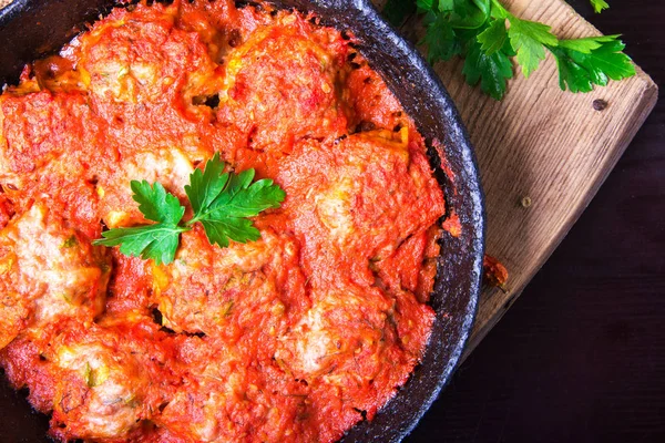 Polpette Salsa Pomodoro Aglio Prezzemolo Padella Ferro Fondo Legno Marrone — Foto Stock