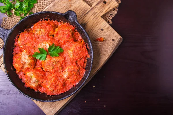 Polpette Salsa Pomodoro Aglio Prezzemolo Padella Ferro Fondo Legno Marrone — Foto Stock