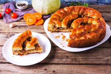 Lahana ve lahana turşusu rustik ahşap arka plan üzerinde plaka ile geleneksel ev yapımı açık pasta. Bir dilim pasta. Üstten görünüm.