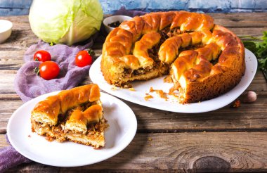 Lahana ve lahana turşusu rustik ahşap arka plan üzerinde plaka ile geleneksel ev yapımı açık pasta. Bir dilim pasta. Üstten görünüm.