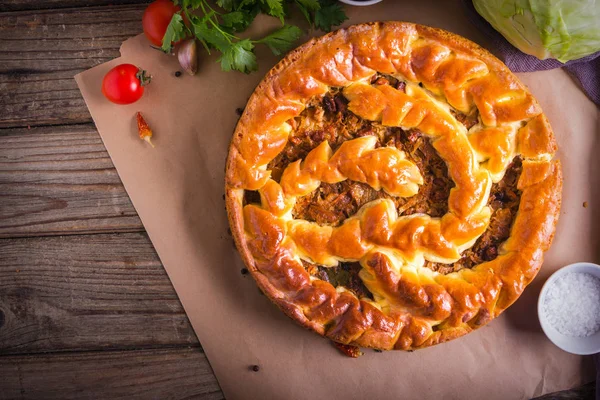 Lahana ve lahana turşusu rustik ahşap arka plan üzerinde plaka ile geleneksel ev yapımı açık pasta. Üstten görünüm.