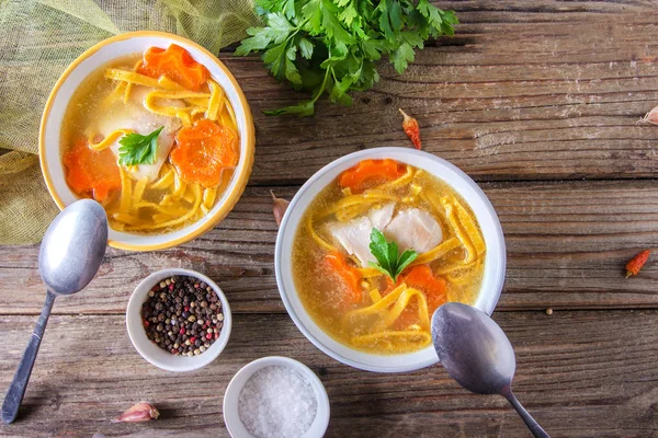 Sopa Casera Pollo Deliciosa Con Fideos Zanahorias Cebollas Cuencos Cerámica —  Fotos de Stock