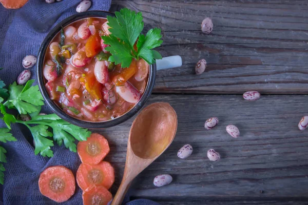 自家製の豆のスープ ニンジン タマネギ パセリ 上から水平ビュー — ストック写真