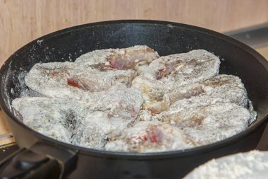 Lezzetli pike fileto tavada kavrulmuş.