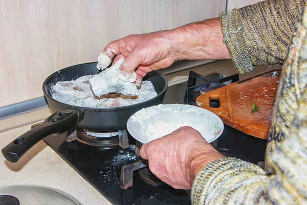 Männerhand Bereitet Köstliche Hechtfilets Die Der Pfanne Gebraten Werden — Stockfoto