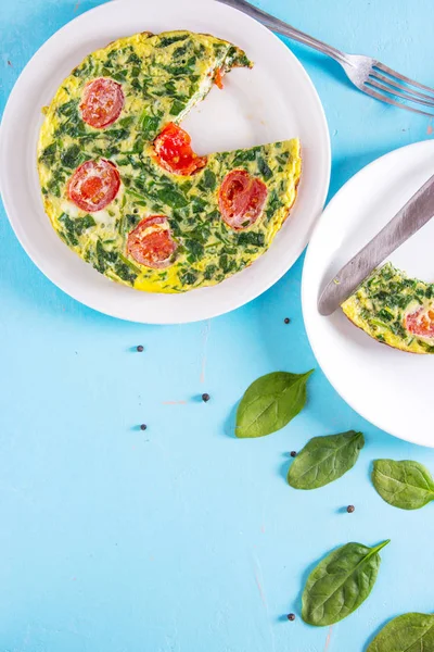 Frittata Med Spenat Italiensk Omelett Med Körsbärstomater Vit Platta Blå — Stockfoto