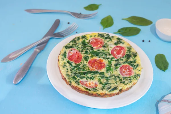 Frittata Espinacas Tortilla Italiana Con Tomates Cherry Plato Blanco Sobre —  Fotos de Stock