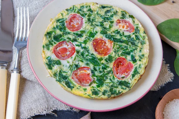 Szpinak Frittata Włoski Omlet Pomidorkami Płycie Ciemnym Tle Poczęcia Zdrowe — Zdjęcie stockowe