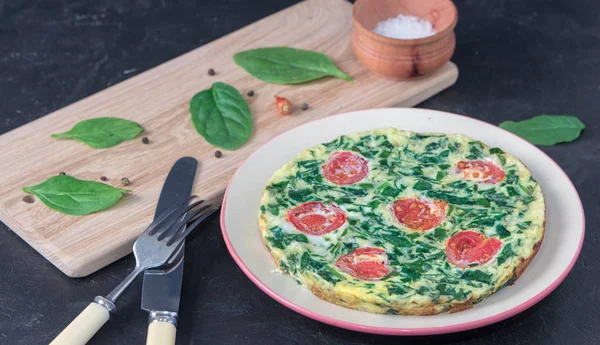 Szpinak Frittata Włoski Omlet Pomidorkami Płycie Ciemnym Tle Poczęcia Zdrowe — Zdjęcie stockowe