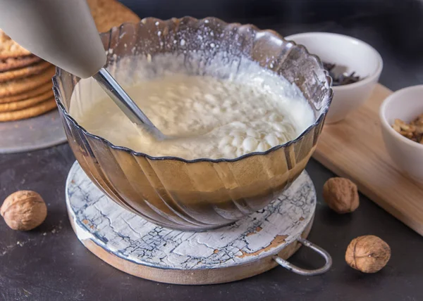 Ve elektrik çırpma teli ile ev yapımı kek için yumurta.