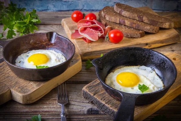 Uova Fritte Due Piccole Padelle Sono Servite Con Pane Fatto — Foto Stock