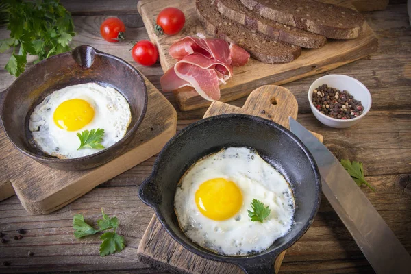 Uova Fritte Due Piccole Padelle Sono Servite Con Pane Fatto — Foto Stock