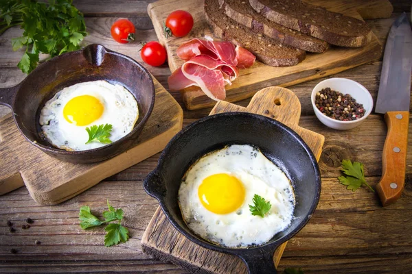 Uova Fritte Due Piccole Padelle Sono Servite Con Pane Fatto — Foto Stock