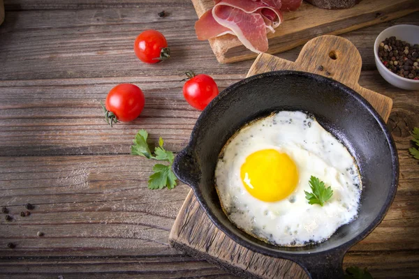 Uova Fritte Due Piccole Padelle Sono Servite Con Pane Fatto — Foto Stock