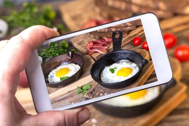 Adam iki küçük tavalar tohumlar, jambon, domates ve maydanoz ile ev yapımı ekmek ile resim kızarmış yumurta alır.