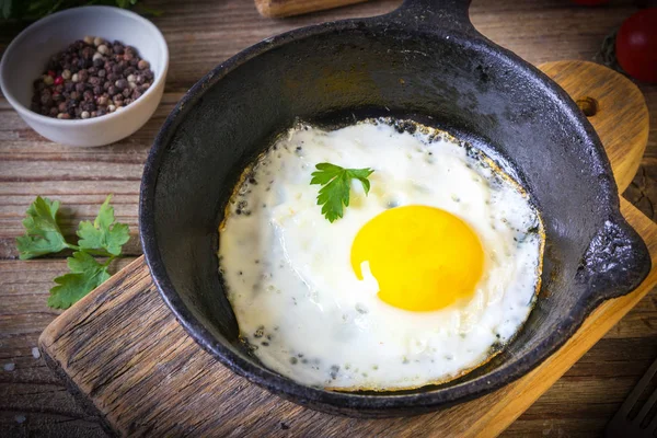 Les Œufs Frits Dans Deux Petites Poêles Sont Servis Avec — Photo