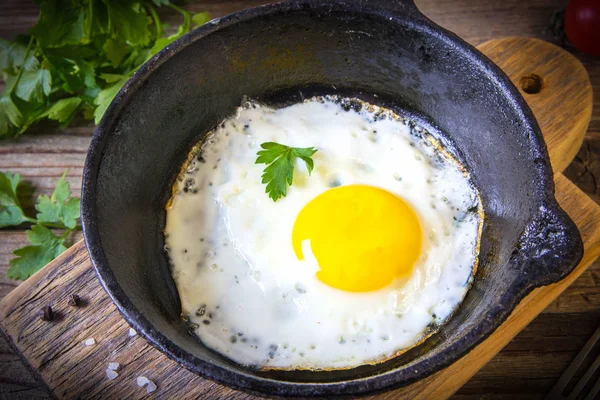 Gebakken Eieren Twee Kleine Koekenpannen Worden Geserveerd Met Zelfgebakken Brood — Stockfoto