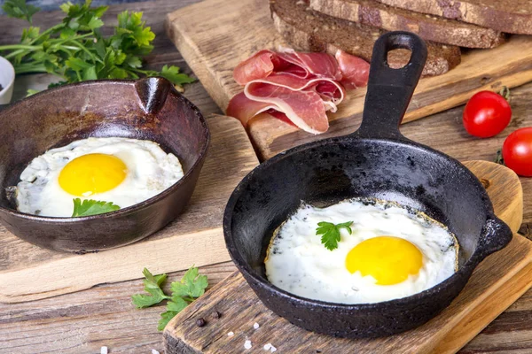 Uova Fritte Due Piccole Padelle Sono Servite Con Pane Fatto — Foto Stock