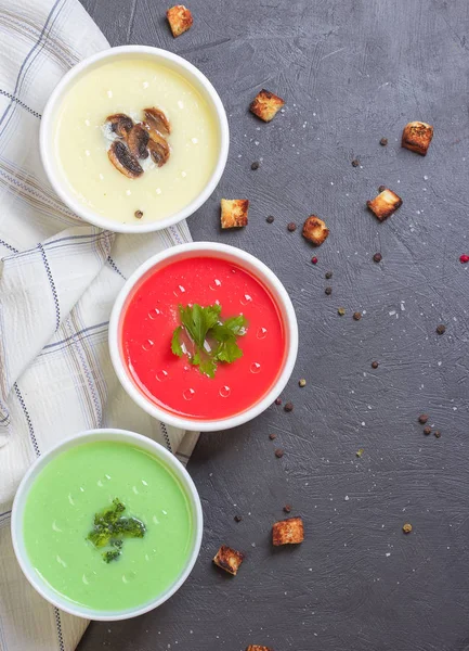 Değişik renkte sebzeler krem çorbaları ve çorba malzemeleri. Üst Manzara. Sağlıklı beslenme ya da vejetaryen yemeği kavramı.