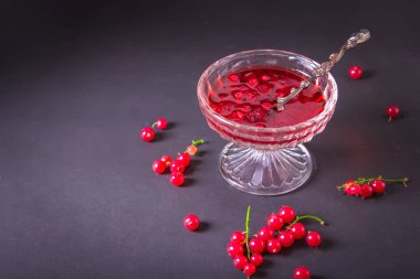 Bir cam vazo lezzetli parlak saydam somun reçel ile.