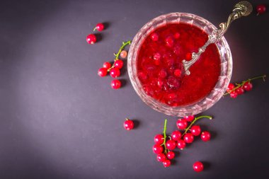 Bir cam vazo lezzetli parlak saydam somun reçel ile.