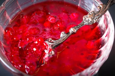 Bir cam vazo lezzetli parlak saydam somun reçel ile.