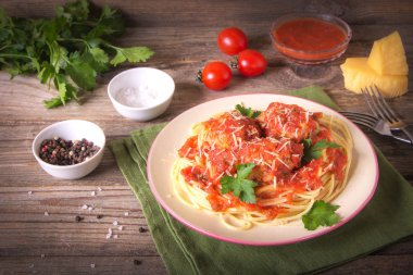 Rustik ahşap arka plan üzerinde bir tabakta köfte erişte makarna yemek ile İtalyan mutfağı spagetti