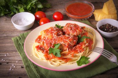 Rustik ahşap arka plan üzerinde bir tabakta köfte erişte makarna yemek ile İtalyan mutfağı spagetti