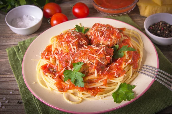 Italienische Küche Spaghetti mit Frikadellen Nudeln Nudelmehl in einem Teller auf rustikalem Holzgrund — Stockfoto