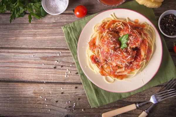 Rustik ahşap arka plan üzerinde bir tabakta köfte erişte makarna yemek ile İtalyan mutfağı spagetti