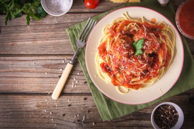 Rustik ahşap arka plan üzerinde bir tabakta köfte erişte makarna yemek ile İtalyan mutfağı spagetti