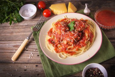Rustik ahşap arka plan üzerinde bir tabakta köfte erişte makarna yemek ile İtalyan mutfağı spagetti