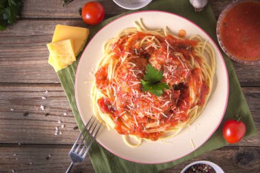Rustik ahşap arka plan üzerinde bir tabakta köfte erişte makarna yemek ile İtalyan mutfağı spagetti