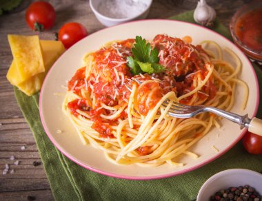 Rustik ahşap arka plan üzerinde bir tabakta köfte erişte makarna yemek ile İtalyan mutfağı spagetti