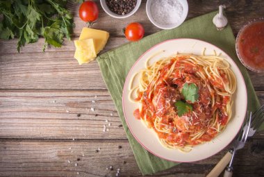 Rustik ahşap arka plan üzerinde bir tabakta köfte erişte makarna yemek ile İtalyan mutfağı spagetti