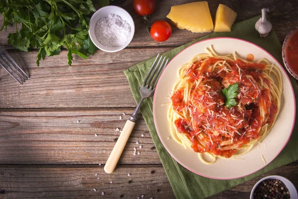 Rustik ahşap arka plan üzerinde bir tabakta köfte erişte makarna yemek ile İtalyan mutfağı spagetti