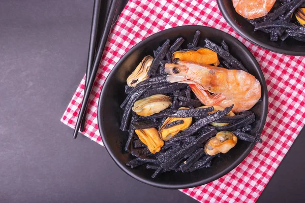 Seafood. Black homemade noodles of cuttlefish ink with mussels and shrimps. Asian cuisine — Stock Photo, Image