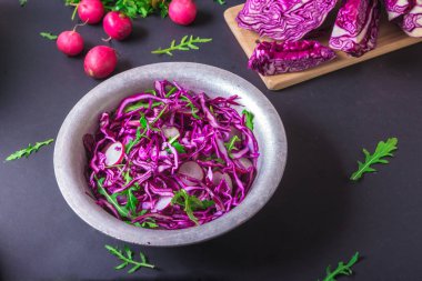Kırmızı lahana, turp ve arugula ile sağlıklı salata . Vejetaryen kavramı