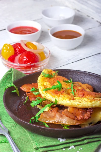Výtečná Slaninová omeleta s okurkou a s pestrým nakládané rajčaty — Stock fotografie