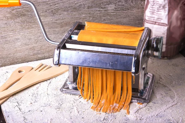 Homemade dough preparation process for pasta on a pasta machine. Traditional italian cuisine — Stock Photo, Image